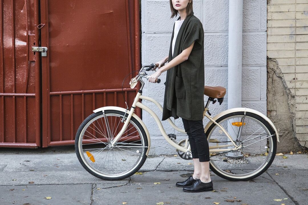 Rapaza con bicicleta